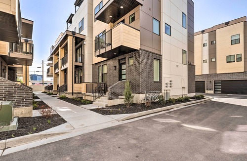 Central Business District Apartment | Modern-chic Provo Townhome 1 Mi to BYU Campus