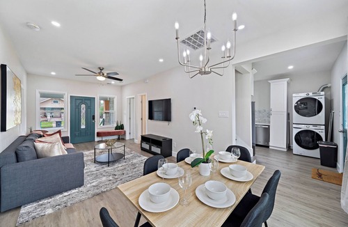 Greater East End House | Modern Chic Retreat in the Heart of EaDo, Houston