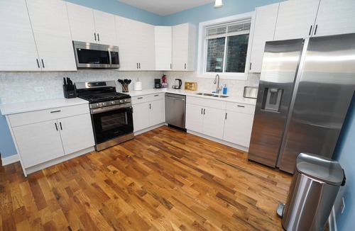 East Garfield Park Hotel | Modern Chicago 3BR Stay, 5 min to United Center