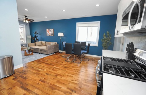East Garfield Park Hotel | Modern Chicago 3BR Stay, 5 min to United Center