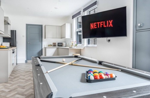 Newport Apartment | Modern Church Rd Flat Sleeps 8 + Pool Table Dining