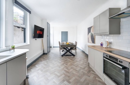 Newport Apartment | Modern Church Rd Flat Sleeps 8 + Pool Table Dining