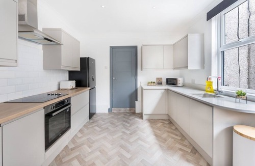 Newport Apartment | Modern Church Rd Flat Sleeps 8 + Pool Table Dining