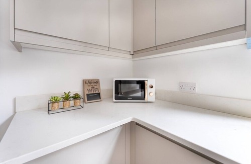 Newport Apartment | Modern Church Rd Flat Sleeps 8 + Pool Table Dining