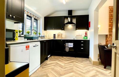 Spetchley House | Modern city 3 bedroom bungalow with parking