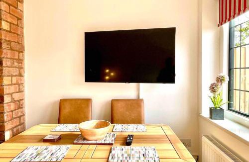 Spetchley House | Modern city 3 bedroom bungalow with parking