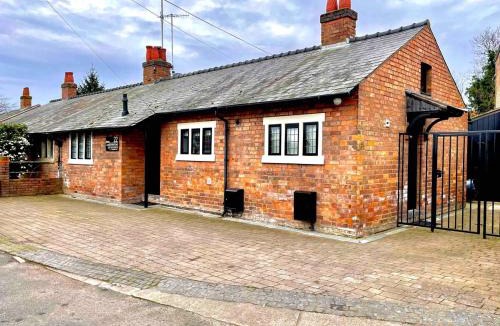 Spetchley House | Modern city 3 bedroom bungalow with parking