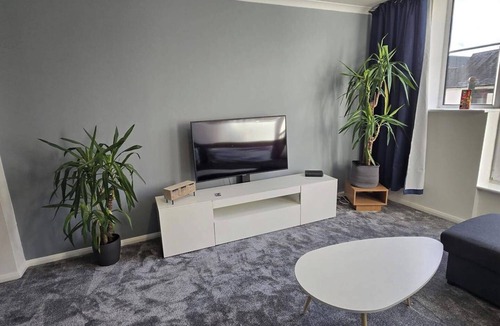 Northampton Apartment | Modern City Apartment, Sleeps 4 with Parking