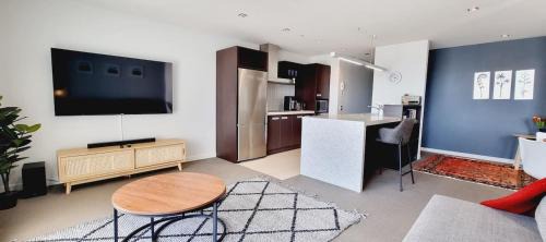 Te Aro Apartment | Modern City Apartment with Free Parking