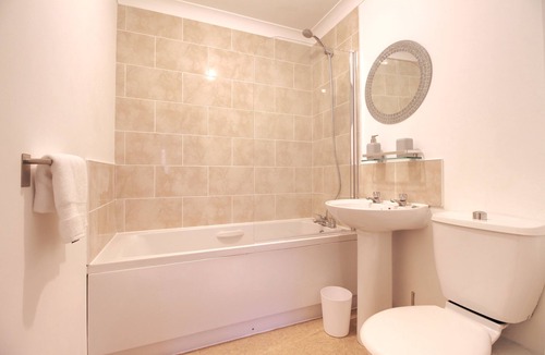 Wakefield Apartment | Modern city centre Apartment + free parking