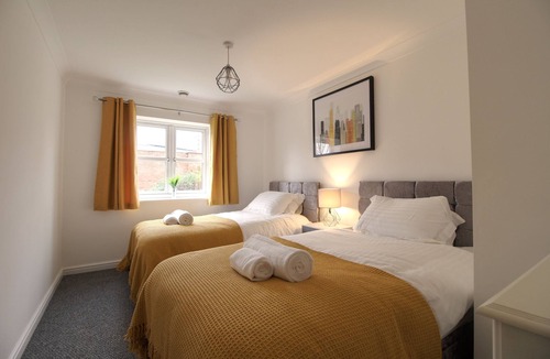 Wakefield Apartment | Modern city centre Apartment + free parking