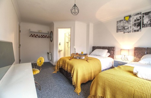 Wakefield Apartment | Modern city centre Apartment + free parking