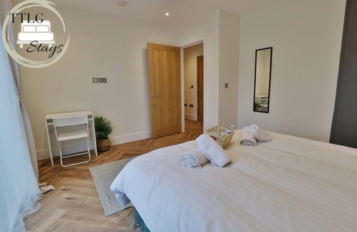 Rickmansworth Apartment | Modern City Escape by TTLG Stays
