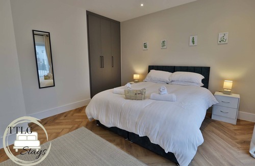 Rickmansworth Apartment | Modern City Escape by TTLG Stays
