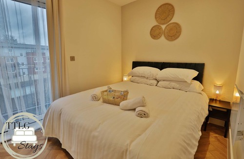 Rickmansworth Apartment | Modern City Escape by TTLG Stays