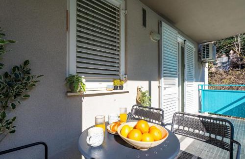 Gruz Apartment | Modern City Escape with Balcony - Near the Ferry Port
