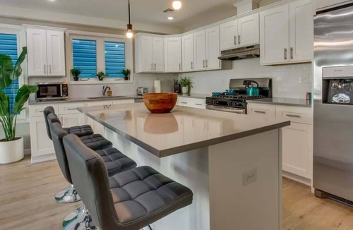 Ampere House | Modern City Getaway Near Downtown Newark & NYC