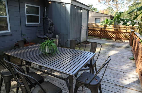 Riverside House | Modern City Haven with Expansive Back Deck and Yard – Sleeps 9