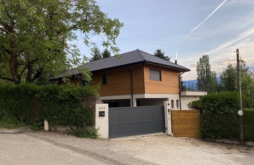 Pugny-Chatenod Villa | Modern city with swimming pool