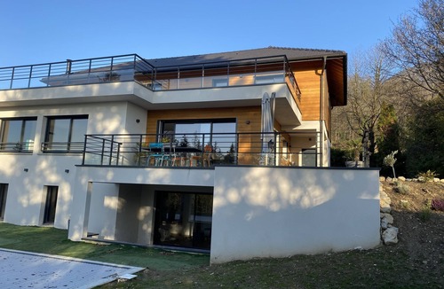 Pugny-Chatenod Villa | Modern city with swimming pool