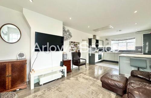 Fryent Apartment | Modern Classic 3-Bedroom Flat