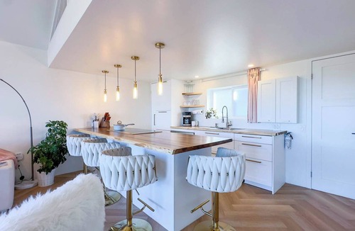 Inverhuron Cottage | Modern Classic, Lake Views