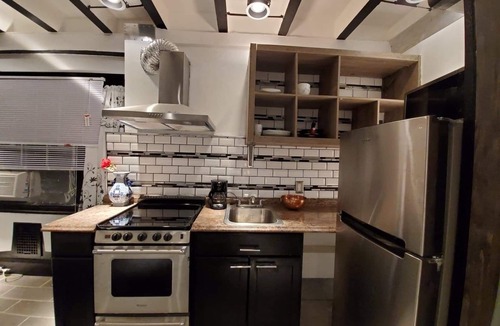 Camden Apartment | Modern Classic Suite in Downtown Camden