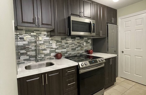 Scarborough Apartment | Modern Clean 1 Bedroom Apartment with Free Parking