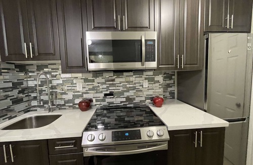 Scarborough Apartment | Modern Clean 1 Bedroom Apartment with Free Parking