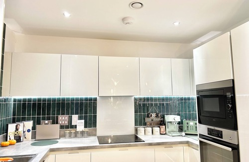 Lansbury Apartment | Modern clean apartment with gym & rooftop