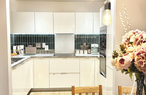 Lansbury Apartment | Modern clean apartment with gym & rooftop