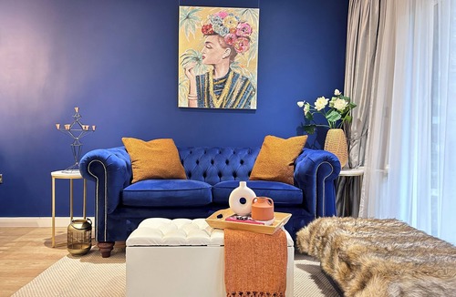 Lansbury Apartment | Modern clean apartment with gym & rooftop