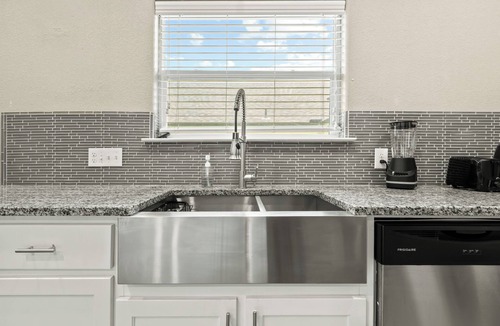 Sherman Apartment | Modern Clean, Near Austin College & Fully Equipped