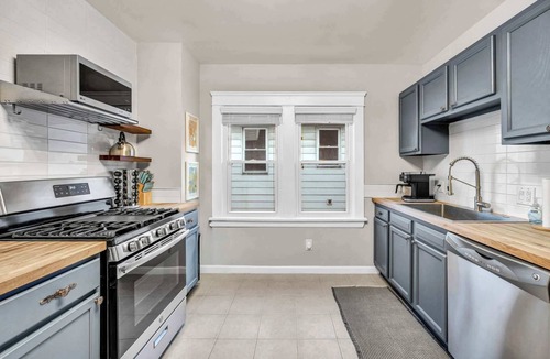 Detroit - Shoreway House | Modern Cleveland Getaway | Near Edgewater Park