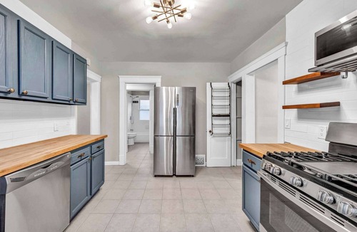 Detroit - Shoreway House | Modern Cleveland Getaway | Near Edgewater Park
