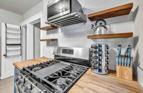 Detroit - Shoreway House | Modern Cleveland Getaway | Near Edgewater Park