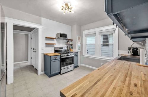 Detroit - Shoreway House | Modern Cleveland Getaway | Near Edgewater Park