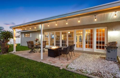 Bay Crest Park House | Modern Coastal Retreat w Waterfront Canal Views
