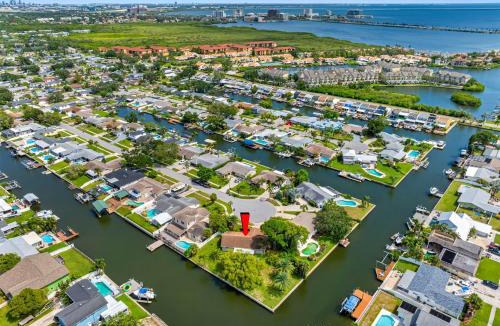 Bay Crest Park House | Modern Coastal Retreat w Waterfront Canal Views