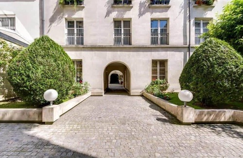 Quartier Sainte-Avoye Apartment | Modern & colourful 3BD for 9 guests in Le Marais!