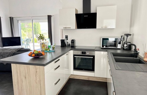 Pouzols-Minervois House | Modern Comfort in Minervois