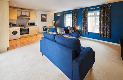 Oadby Apartment | Modern Comfort: 2BR Flat w/Free Parking in Oadby