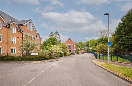 Oadby Apartment | Modern Comfort: 2BR Flat w/Free Parking in Oadby