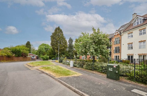 Oadby Apartment | Modern Comfort: 2BR Flat w/Free Parking in Oadby