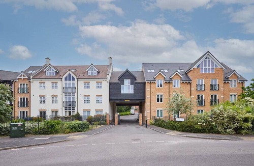 Oadby Apartment | Modern Comfort: 2BR Flat w/Free Parking in Oadby