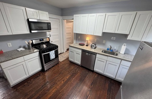 New Haven House | Modern Comfort - 2BR Spacious Suite - Near Yale