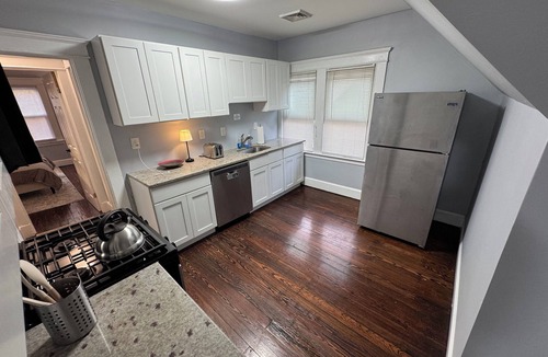 New Haven House | Modern Comfort - 2BR Spacious Suite - Near Yale