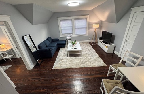 New Haven House | Modern Comfort - 2BR Spacious Suite - Near Yale