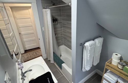 New Haven House | Modern Comfort - 2BR Spacious Suite - Near Yale