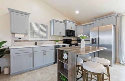 Caldwell House | Modern Comfort Caldwell 3b2b Home Sleeps 8!